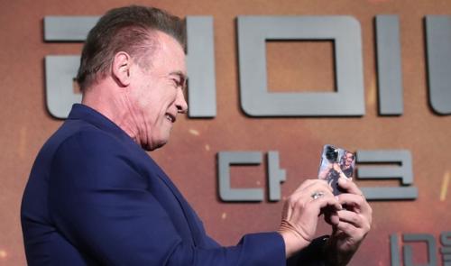 Зацените чехол у Арнольда шварценеггера на Iphone 11 Pro. 02