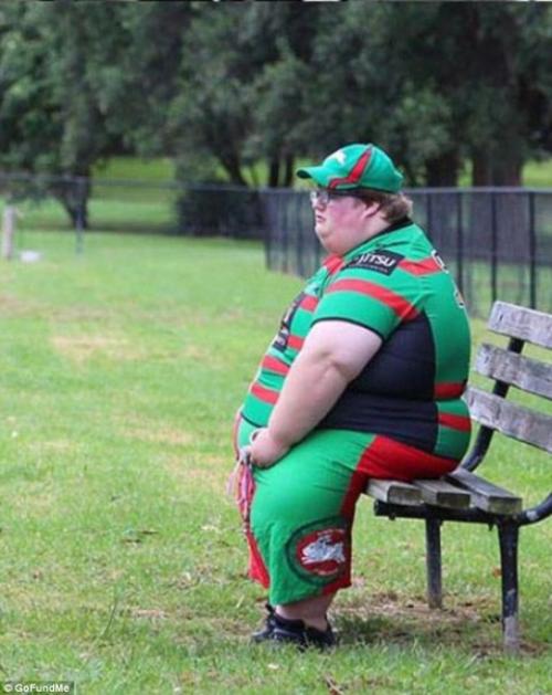 Маме приходится запирать холодильник, потому что ее 200-килограммовый сын не может перестать есть. 02