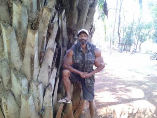 Бодибилдер сделал инъекции масла в свои мускулы - и взгляните, что из этого вышло. 03