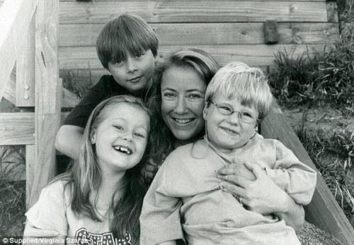 Маме приходится запирать холодильник, потому что ее 200-килограммовый сын не может перестать есть. 01