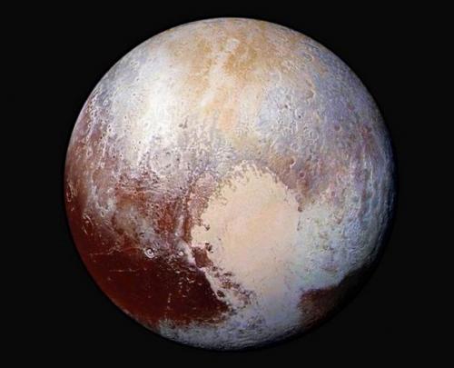 На Хароне обнаружен загадочный молодой кратер.