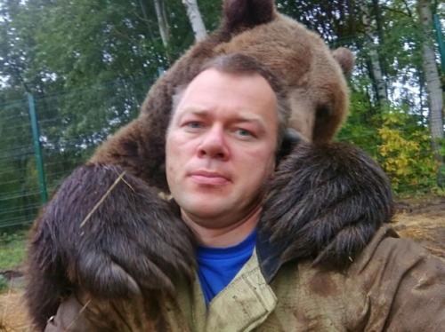 На аэродром в калужской области заглянул медведь. 02