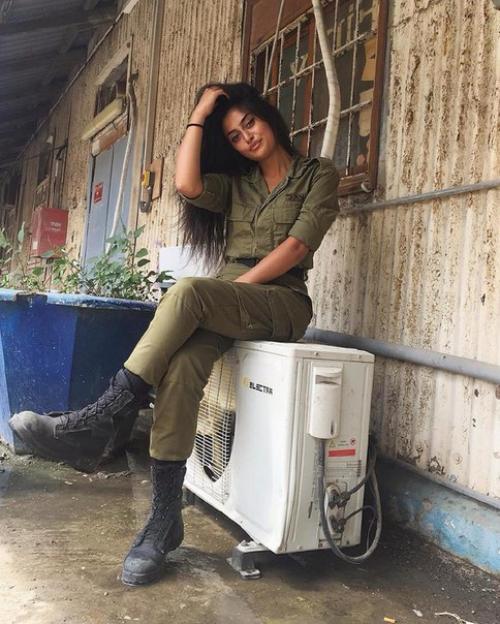 Симпатичные девушки - военнослужащие из армии израиля помогут вам отвлечься и на время забыть обо всех своих проблемах. 01