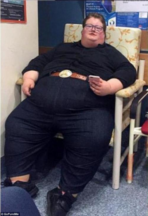 Маме приходится запирать холодильник, потому что ее 200-килограммовый сын не может перестать есть. 03