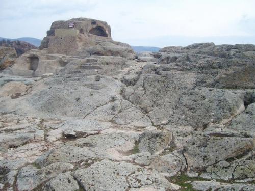 Святилище Татул.  Этот комплекс представляет собой один из самых величественных мегалитических памятников на болгарской земле. 08