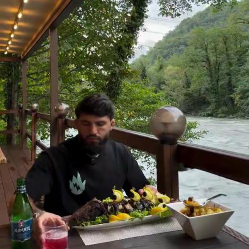 Арман царукян продемонстрировал свою еду за двадцать дней до взвешивания. 

