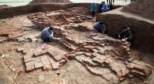 После того, как аральское море высохло, на его дне были найдены остатки древнего храма. 02