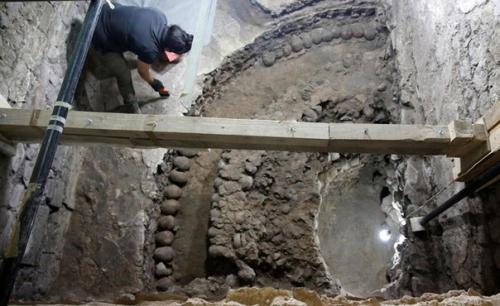 В Мехико найдена башня ацтеков из человеческих черепов. 01