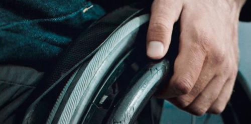 Автор - Arsugarpie.   - Ты знаешь что тебе не обязательно беспокоится о твоей прическе так сильно.