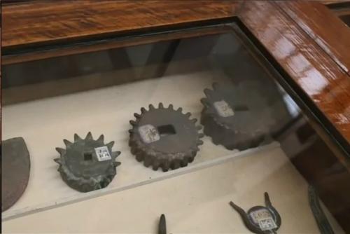 Древние артефакты, которые сложно логически объяснить официальной историей.
