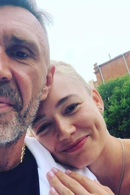 После премьеры фильма Сестры Сергея Бодрова, Оксана акиньшина, которой было тогда всего 15 лет, понравилась 30-летнему Сергею Шнурову. 04