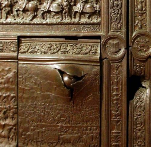 Когда в дверь Постучались Настойчиво и Убедительно. 01