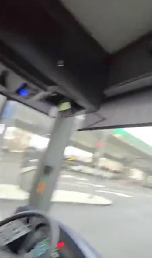 Произошел серьезный конфликт произошел между водителем автобуса и пассажиром, который зашёл в салон с моноколесом. 
