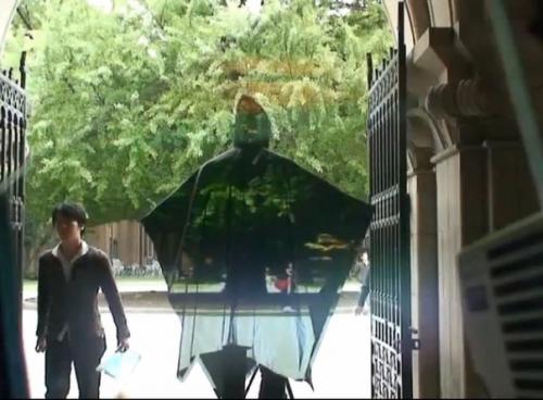 Ученые из Сингапура научились делать предметы невидимыми.
