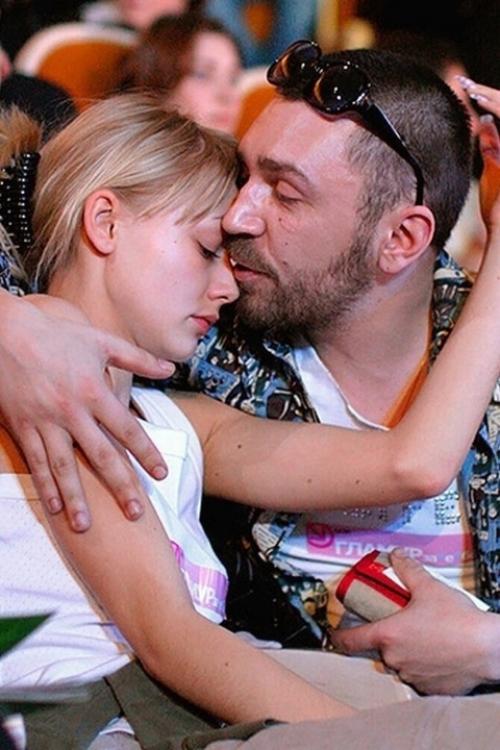 После премьеры фильма Сестры Сергея Бодрова, Оксана акиньшина, которой было тогда всего 15 лет, понравилась 30-летнему Сергею Шнурову. 02