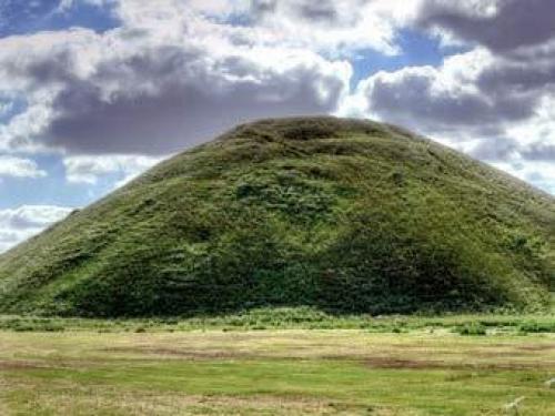 Хилл. Сильбури хилл (англ. Хилл. Сильбури хилл (англ.