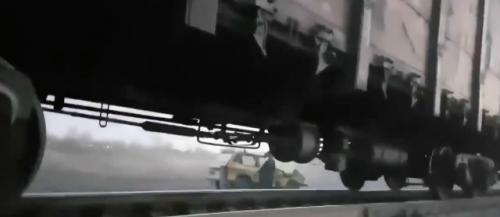 В Омске старенькая Нива застряла прямо на железнодорожных путях, а поезд уже ехал на встречу. 01