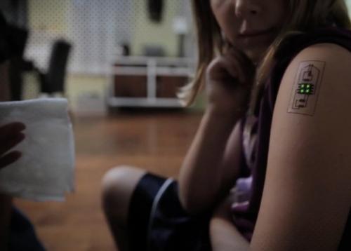 Представлены токопроводящие татуировки, которые в перспективе могут заменить фитнес - трекеры и даже датчики отравляющих веществ для военных. 

