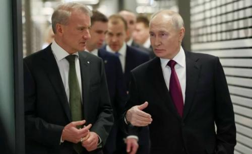 На руке Германа Грефа на AI Journey можно было заметить лаконичное умное кольцо сбера.  