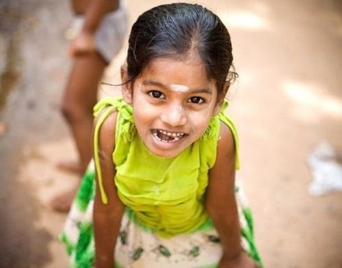 Дотрагиваться до головы непальцев, индийцев, тайцев и некоторых других азиатов, а также гладить по голове их детей крайне неприлично.  