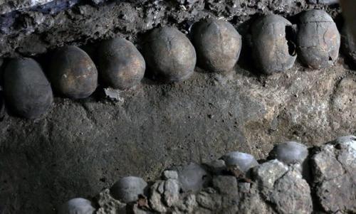 В Мехико найдена башня ацтеков из человеческих черепов. 04