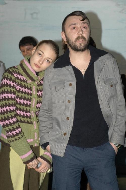 После премьеры фильма Сестры Сергея Бодрова, Оксана акиньшина, которой было тогда всего 15 лет, понравилась 30-летнему Сергею Шнурову. 03