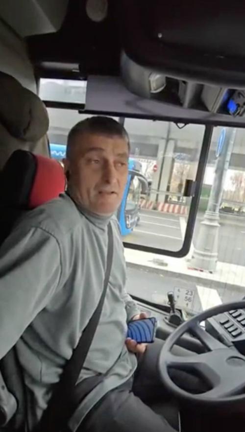 Произошел серьезный конфликт произошел между водителем автобуса и пассажиром, который зашёл в салон с моноколесом. 01