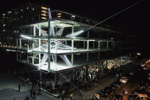 Звезда из светодиодов внутри недостроенного здания. 01