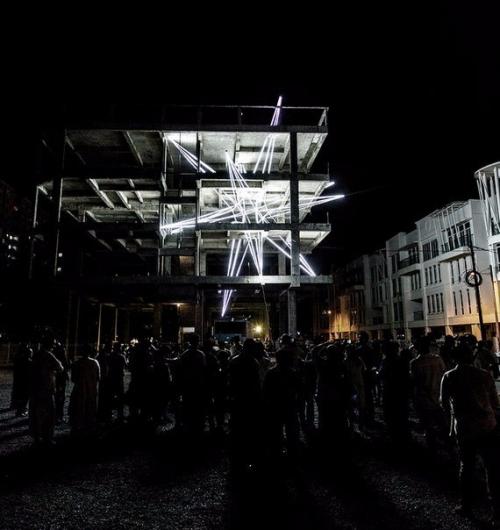 Звезда из светодиодов внутри недостроенного здания. 03