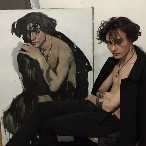 Это натурщики (те кто позируют художнику), а вот рисовала всех одна художница, и кстати ужасно). 02