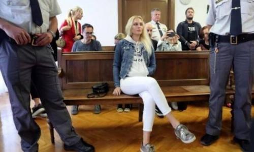 В Словении 22-летняя Юлия адлесич отрезала себе руку циркулярной пилой чуть выше запястья ради 1 млн евро страховых выплат. 02