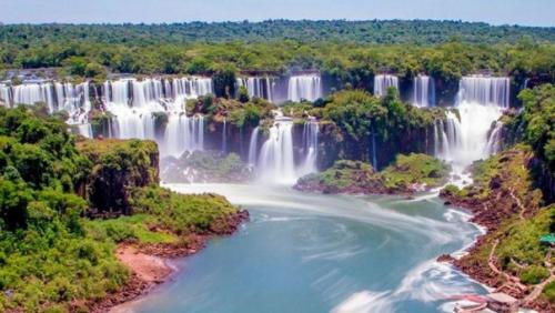 Водопады игуасу.  Комплекс водопадов, расположенный на стыке государств Бразилии и Аргентины. 02