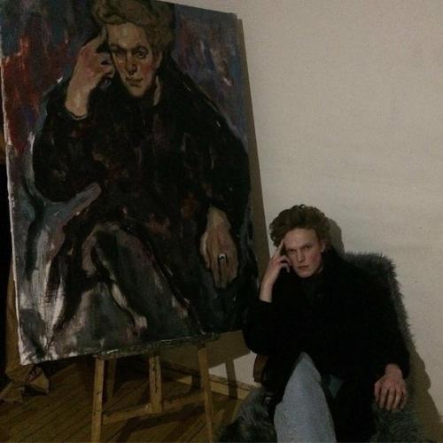 Это натурщики (те кто позируют художнику), а вот рисовала всех одна художница, и кстати ужасно). 07