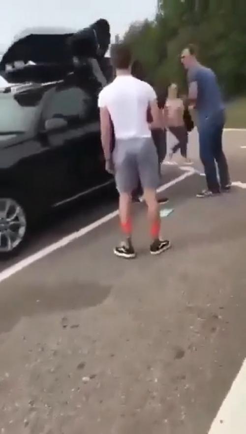 Во время поездки по Европе британская семья нашла в багажнике своего авто двух африканских мужчин.  