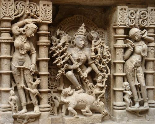 Хранители. Во всех культурах врата мира сторожили хранители, которые располагались слева и справа от врат. 07