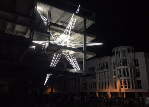 Звезда из светодиодов внутри недостроенного здания. 05