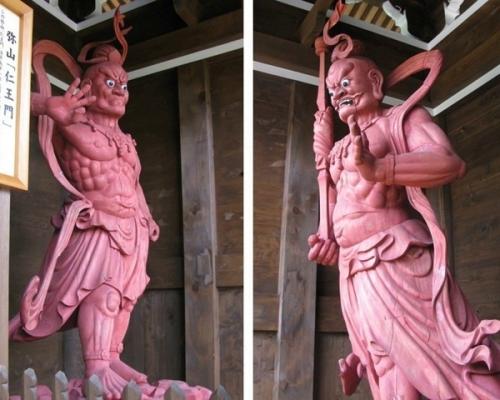 Хранители. Во всех культурах врата мира сторожили хранители, которые располагались слева и справа от врат. 01