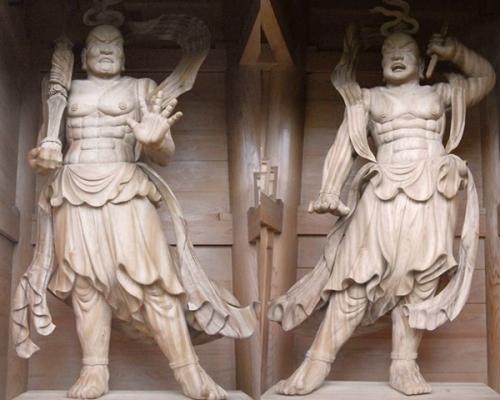 Хранители. Во всех культурах врата мира сторожили хранители, которые располагались слева и справа от врат. 08