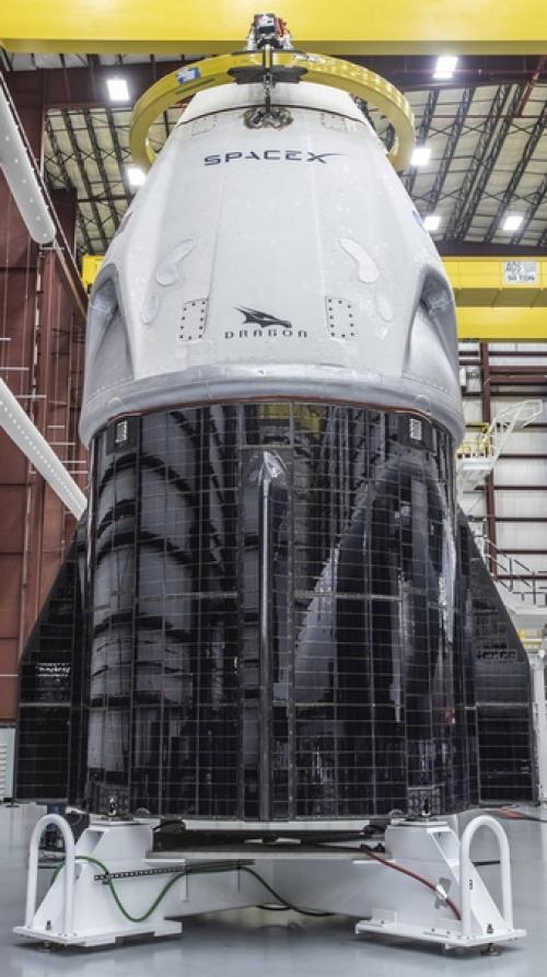 Spacex показала ракету и корабль Crew Dragon в ангаре. 01