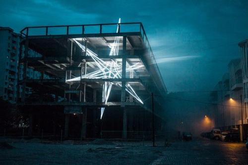 Звезда из светодиодов внутри недостроенного здания.