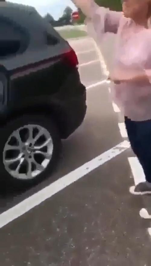 Во время поездки по Европе британская семья нашла в багажнике своего авто двух африканских мужчин. 01