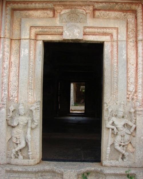 Хранители. Во всех культурах врата мира сторожили хранители, которые располагались слева и справа от врат. 04