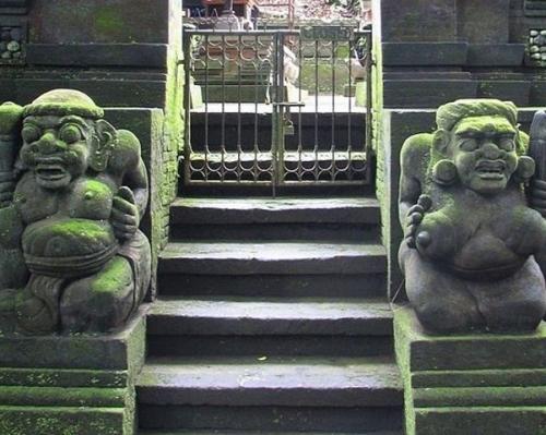 Хранители.
Во всех культурах врата мира сторожили хранители, которые располагались слева и справа от врат.  