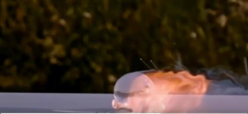 Подобные эксперименты осуществляются исключительно в лаборатории: калий относится к числу самых активно реагирующих щелочных металлов. 01