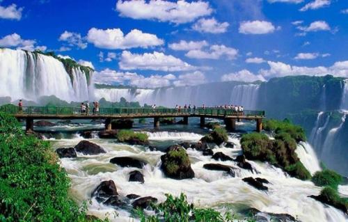 Водопады игуасу.  Комплекс водопадов, расположенный на стыке государств Бразилии и Аргентины. 03