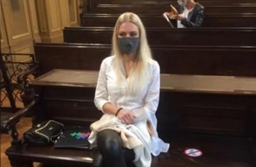 В Словении 22-летняя Юлия адлесич отрезала себе руку циркулярной пилой чуть выше запястья ради 1 млн евро страховых выплат. 01