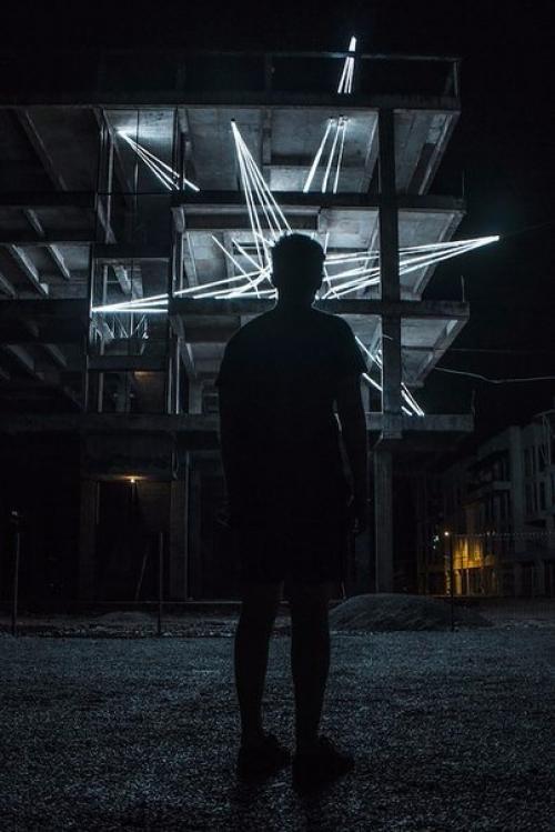 Звезда из светодиодов внутри недостроенного здания. 08