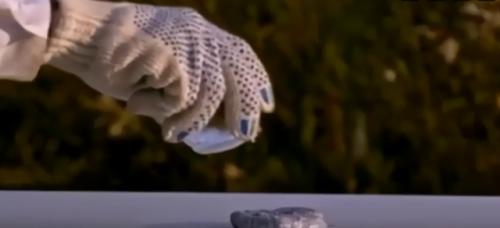 Подобные эксперименты осуществляются исключительно в лаборатории: калий относится к числу самых активно реагирующих щелочных металлов.  