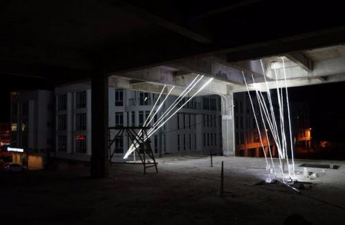 Звезда из светодиодов внутри недостроенного здания. 04