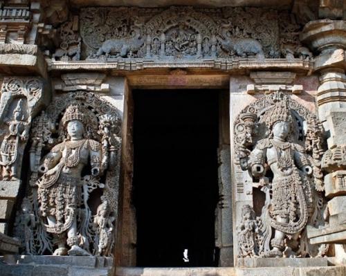 Хранители. Во всех культурах врата мира сторожили хранители, которые располагались слева и справа от врат. 06